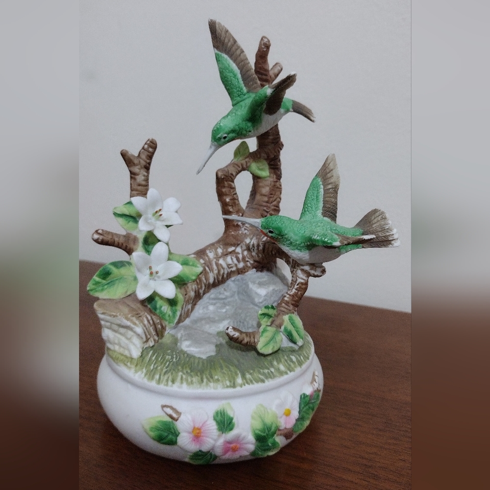 Hummingbird figurine music box